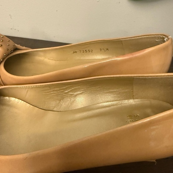 Stuart Weitzman Nude Patent Leather Studded Bow Wedge Pumps – Size 7.5M - Picture 5 of 10